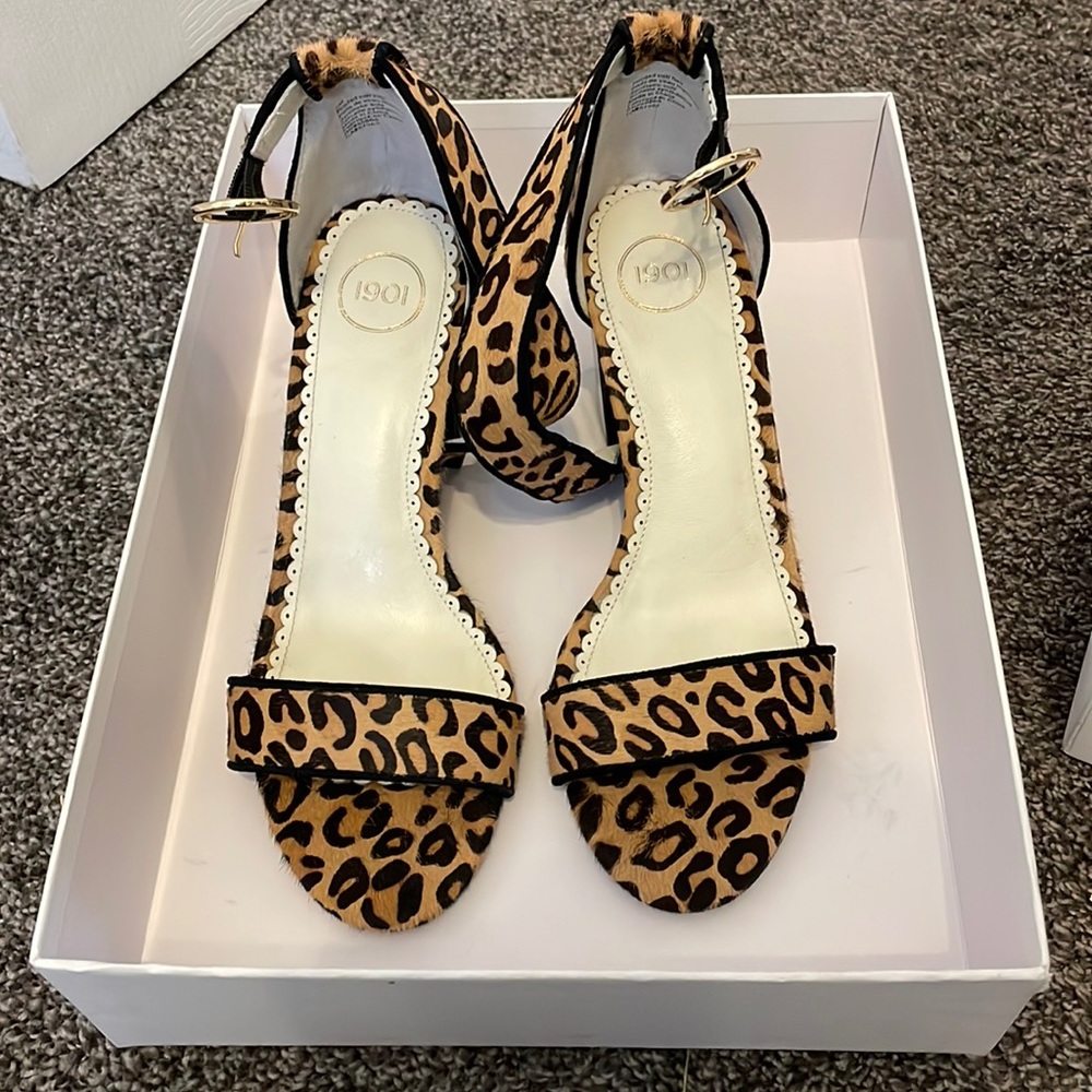 Womens high heeled cheetah shoes, size 7